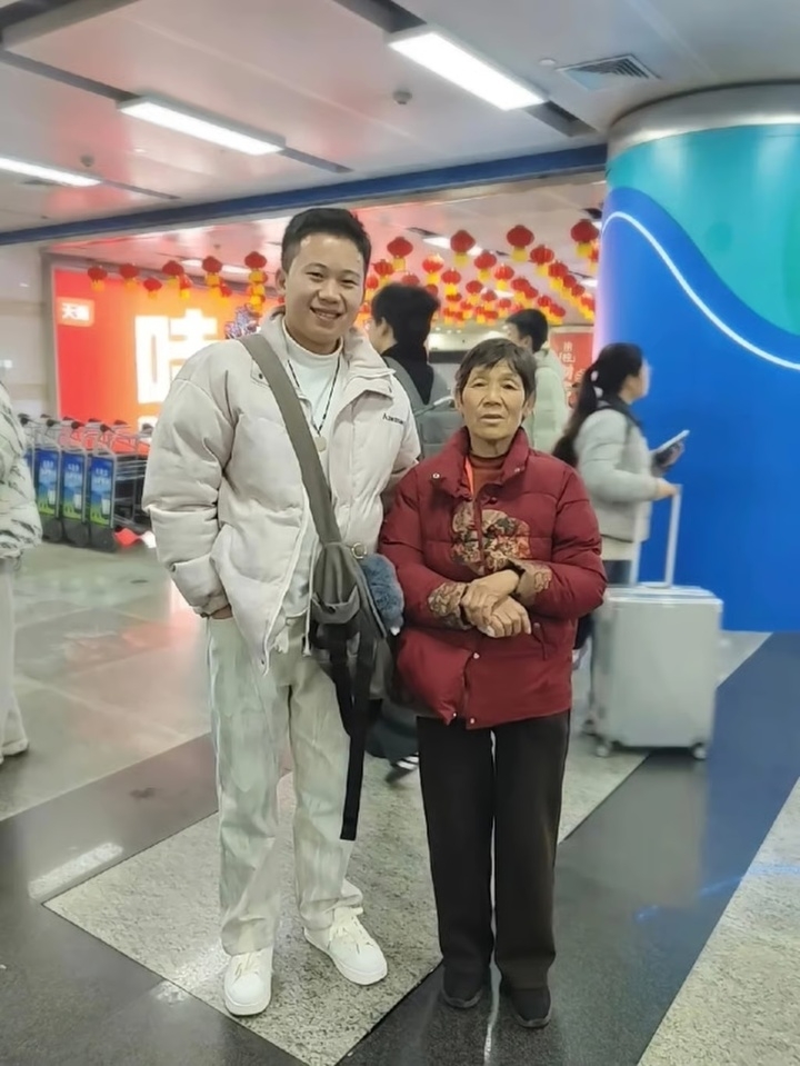 me vo mu chu lan dau di may bay, chang re lam dieu nay khien mang xa hoi xuc dong hinh anh 3
