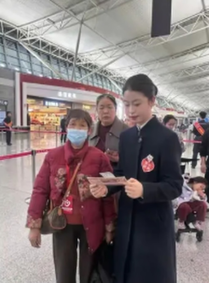 me vo mu chu lan dau di may bay, chang re lam dieu nay khien mang xa hoi xuc dong hinh anh 4