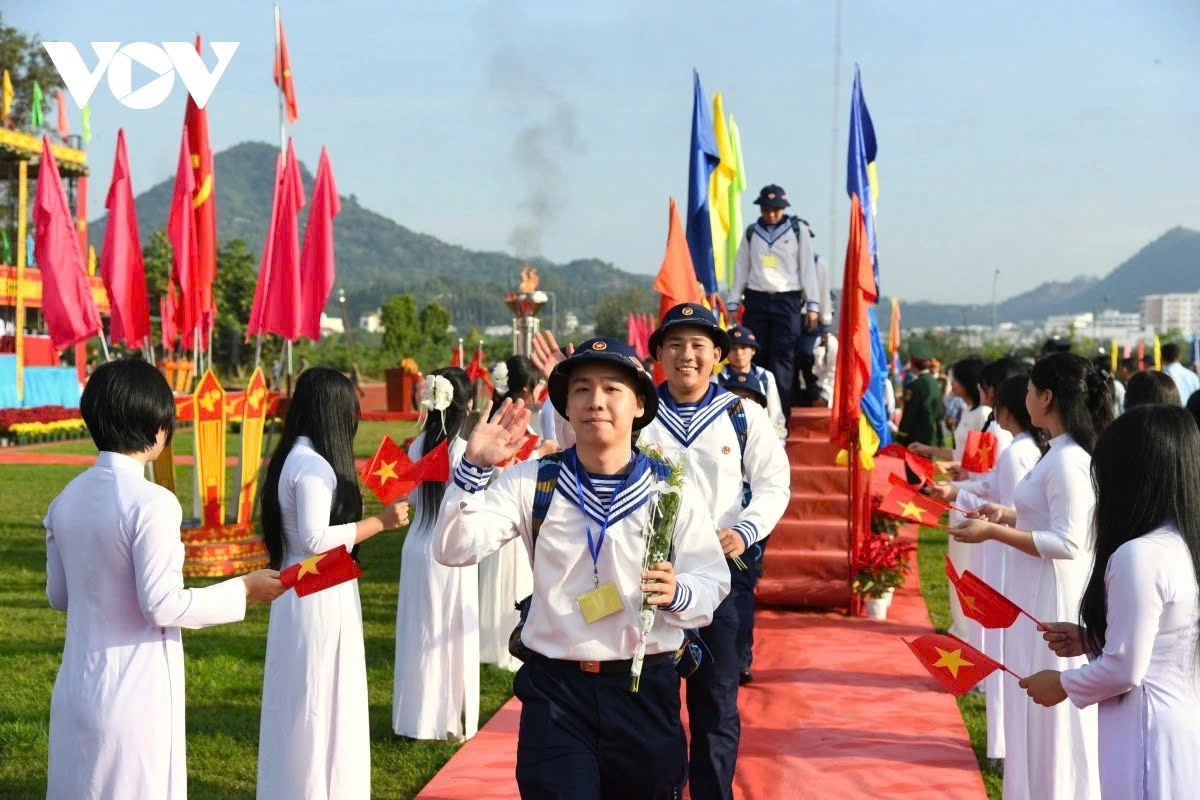 young recruits across vietnam embark on military service picture 12