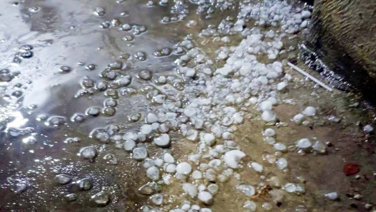 Mưa đá xuất hiện trong đêm tại Hà Nội