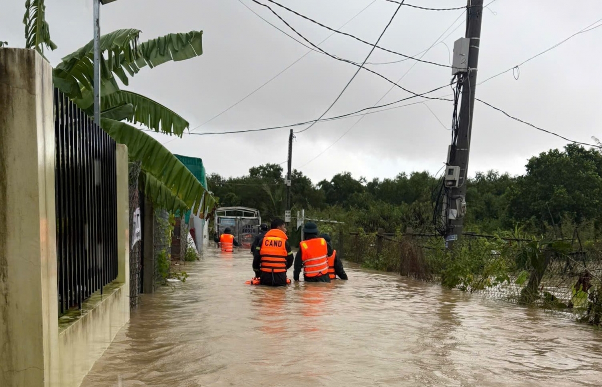 quan trac hom nay - bao ve ngay mai bai hoc tu mua lu nam trung bo hinh anh 4