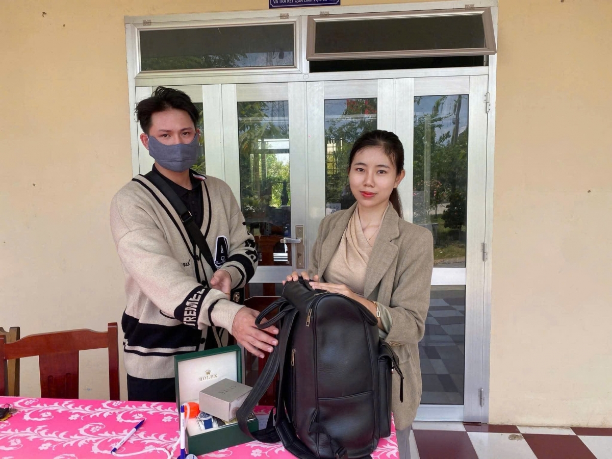 Một phụ nữ nhặt được đồng hồ Rolex, nhẫn, trang sức, trả lại cho người đánh rơi