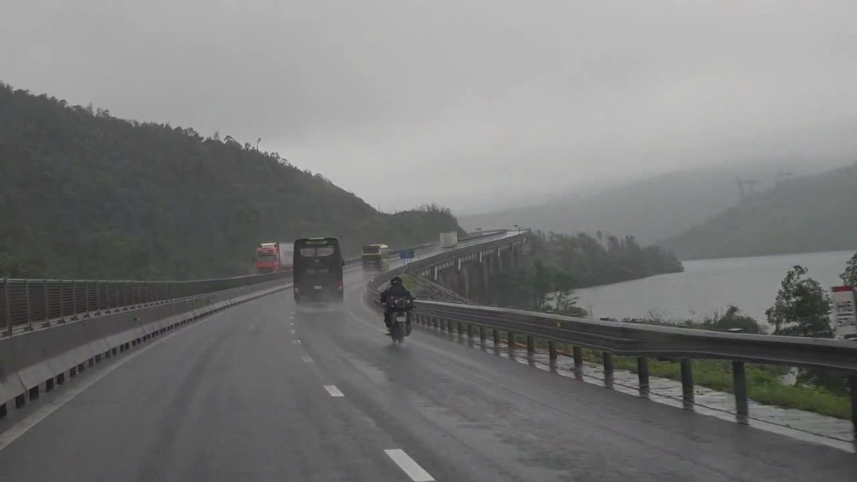 Đi phượt bằng xe máy, 1 người "lạc" vào cao tốc qua tỉnh Quảng Trị