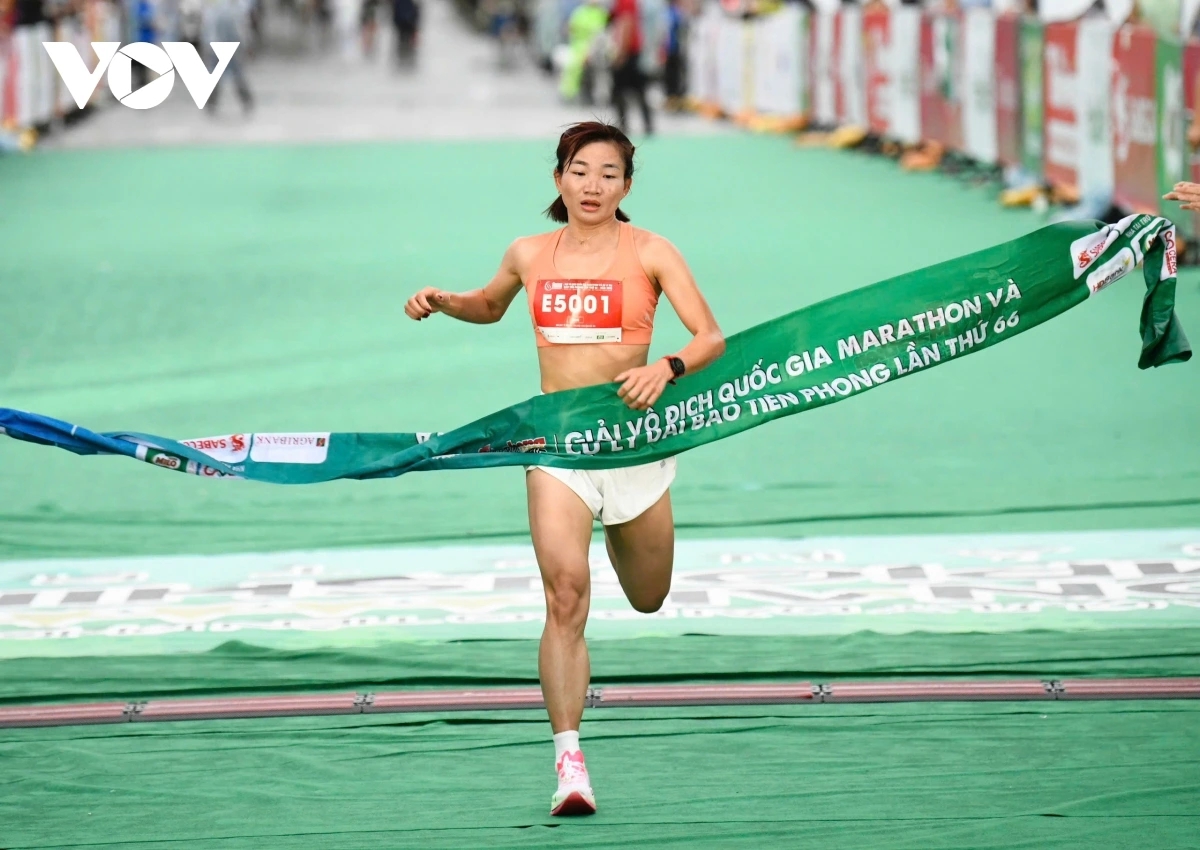 tien phong marathon 2026 ky luc gia oanh in vang mat, hong le tro lai cu li dai hinh anh 1