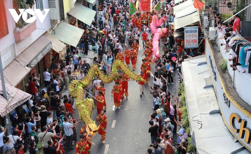 nearly 1,200 performers take part in nguyen tieu festival parade in hcm city picture 1