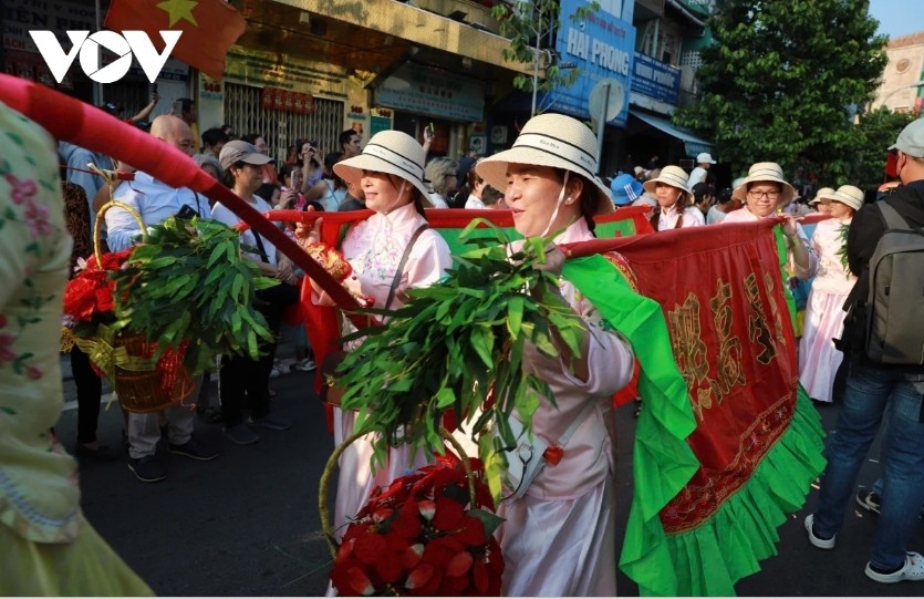 nearly 1,200 performers take part in nguyen tieu festival parade in hcm city picture 6