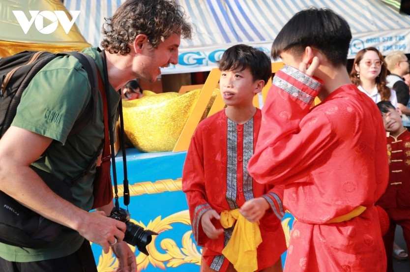 nearly 1,200 performers take part in nguyen tieu festival parade in hcm city picture 9