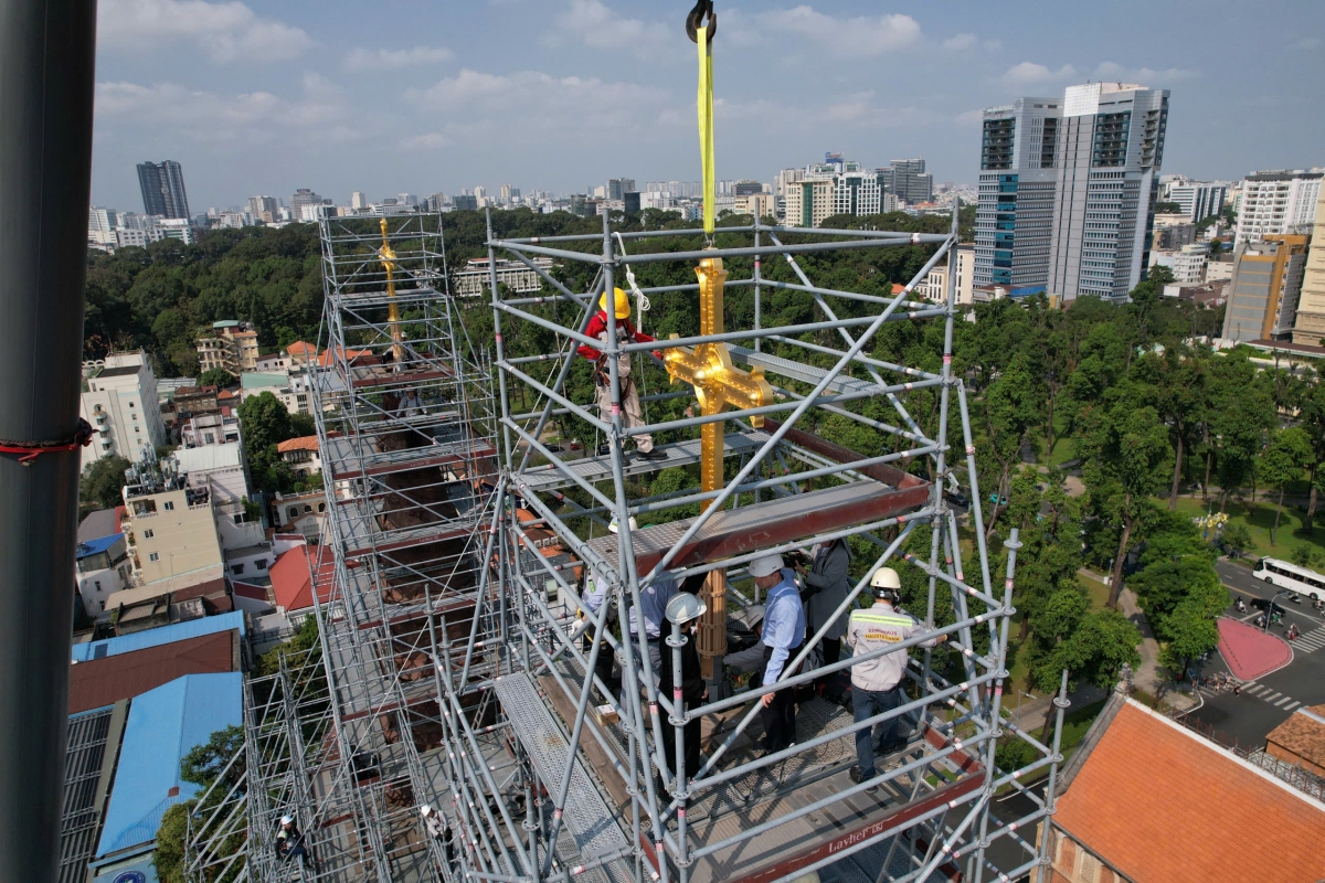Lắp thánh giá mạ vàng lên đỉnh cao 57m tại nhà thờ Đức Bà