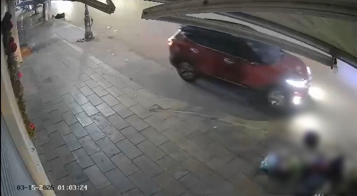 truy tim o to lao len via he, tong gay chan nguoi phu nu roi bo chay hinh anh 1