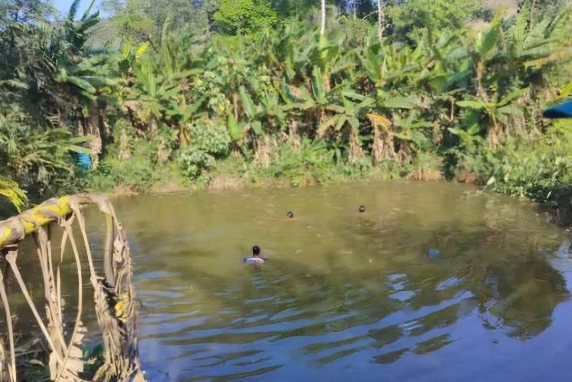 Theo cha mẹ lên rẫy, cháu bé 9 tuổi đuối nước thương tâm