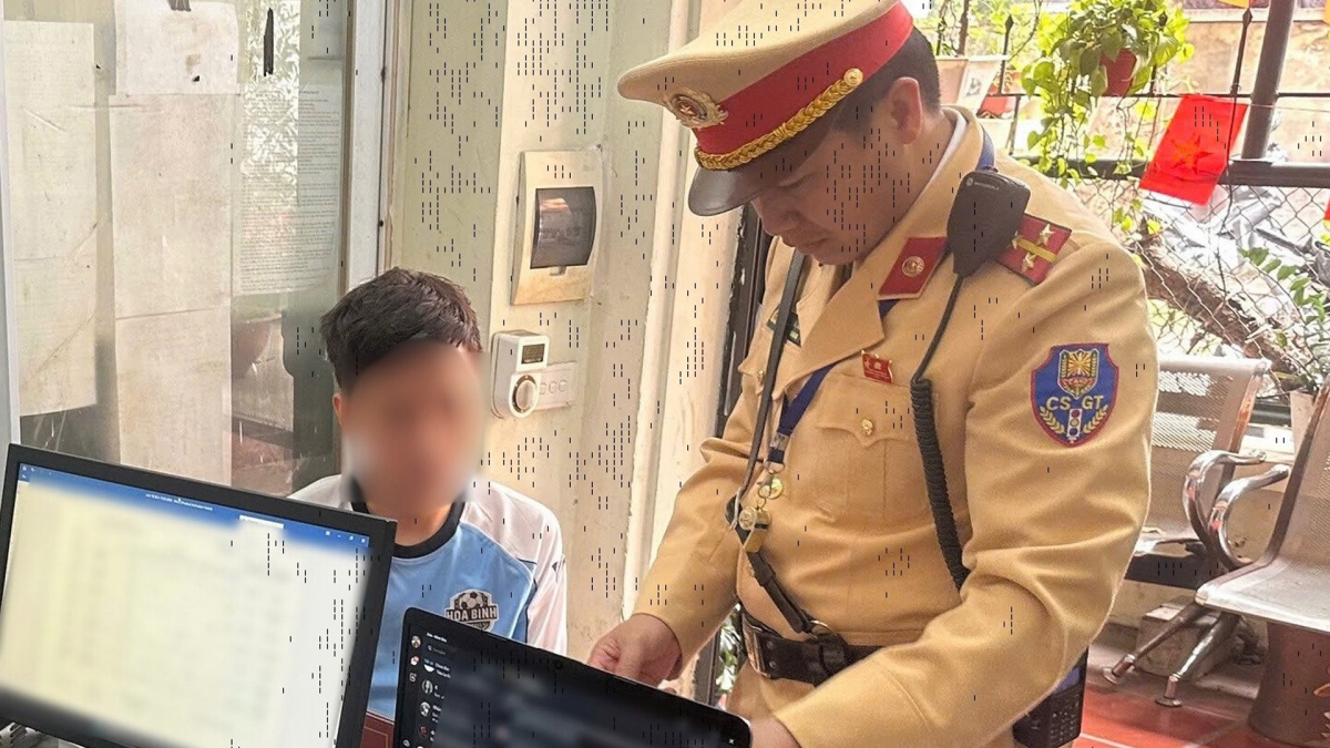 Phát hiện xe tải sử dụng giấy giả để vào phố cấm ở Hà Nội