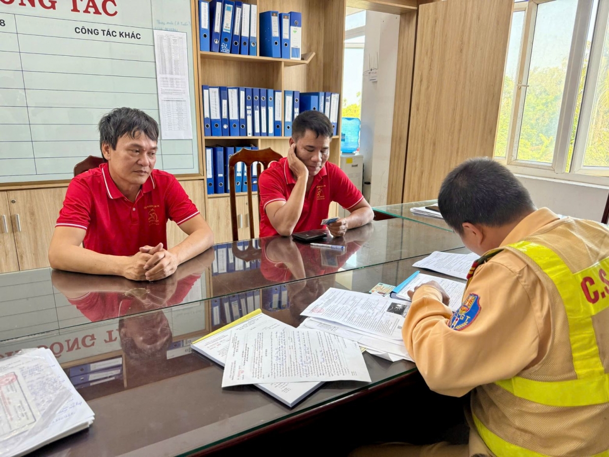 xu ly xe khach bi tuoc kiem dinh nhung van tham gia giao thong hinh anh 2