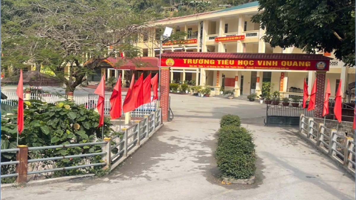 nhung nu giao vien dan dat chuyen doi so tu lop hoc vung kho hinh anh 2