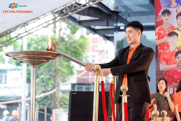 sinh vien fpt polytechnic tiep lua thang thanh nien bang tinh than the thao hinh anh 3