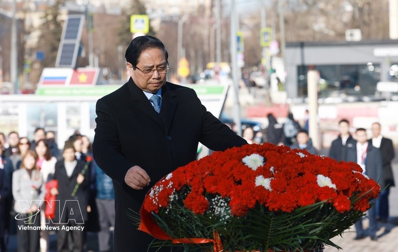 pm pham minh chinh pays floral tribute to president ho chi minh in russia picture 1