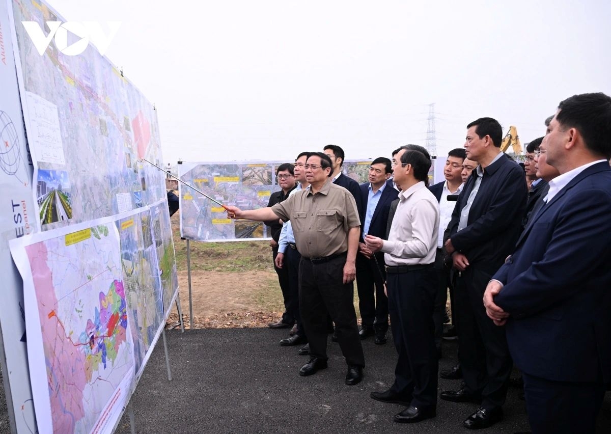 pm calls for modern aviation economic zone at gia binh international airport picture 1