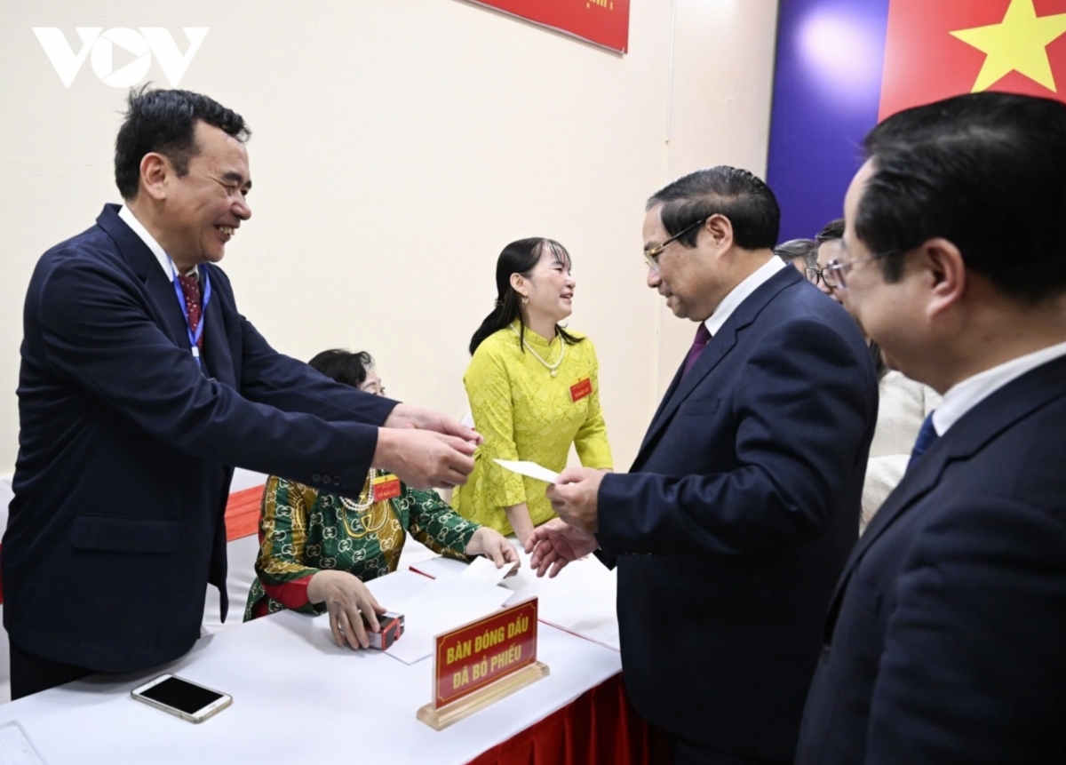 pm pham minh chinh casts ballot in na, local council election picture 2