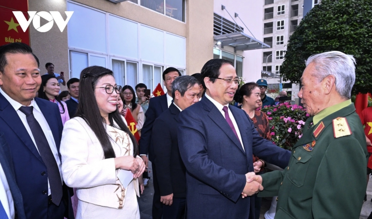 pm pham minh chinh casts ballot in na, local council election picture 1