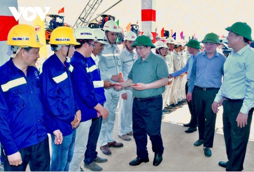 pm chinh inspects key transport projects in central vietnam picture 2