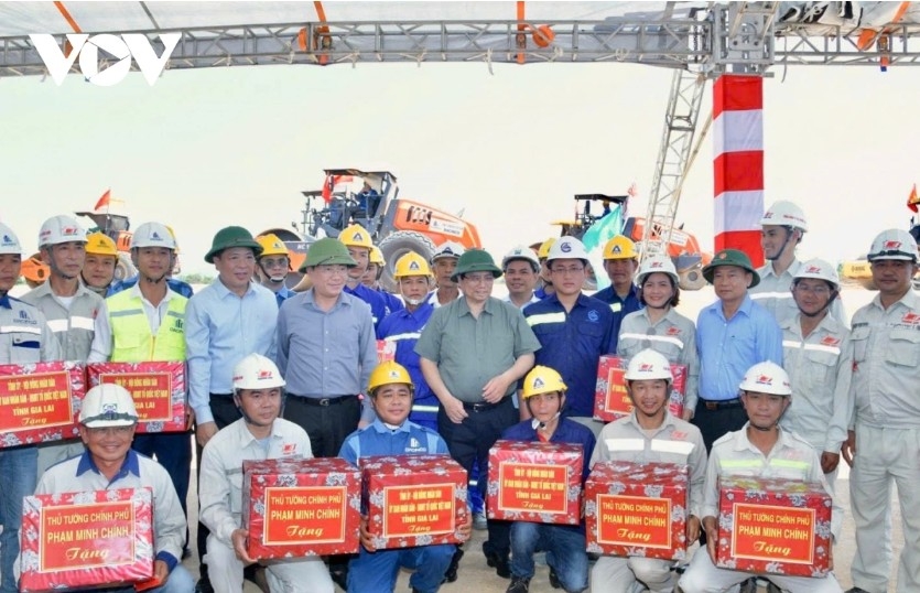 pm chinh inspects key transport projects in central vietnam picture 3