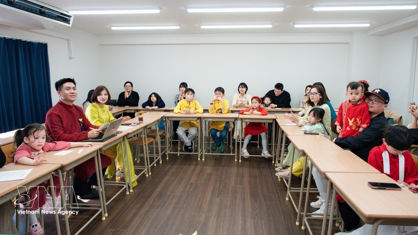 vietnamese women in japan preserve mother language from family picture 1