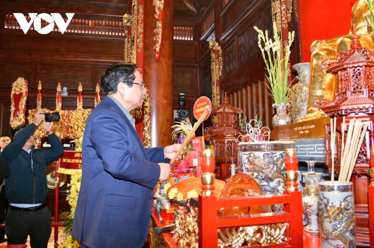 pm pays tribute to president ho chi minh, fallen heroes in dien bien picture 1