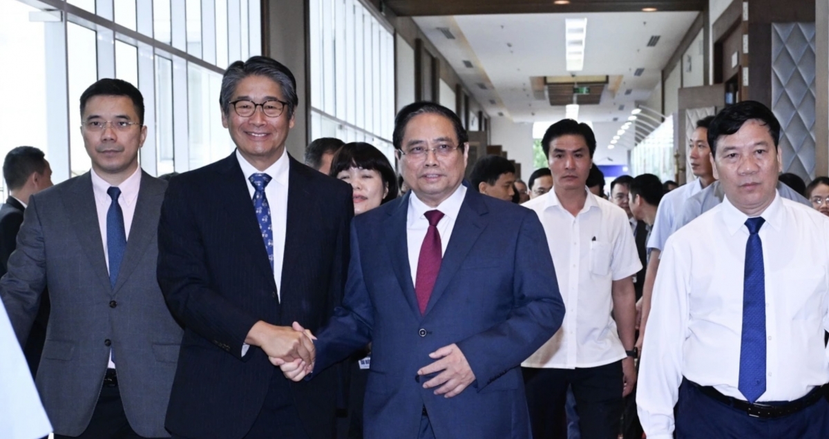 government sees enterprises difficulties as its own to resolve together pm chinh picture 2