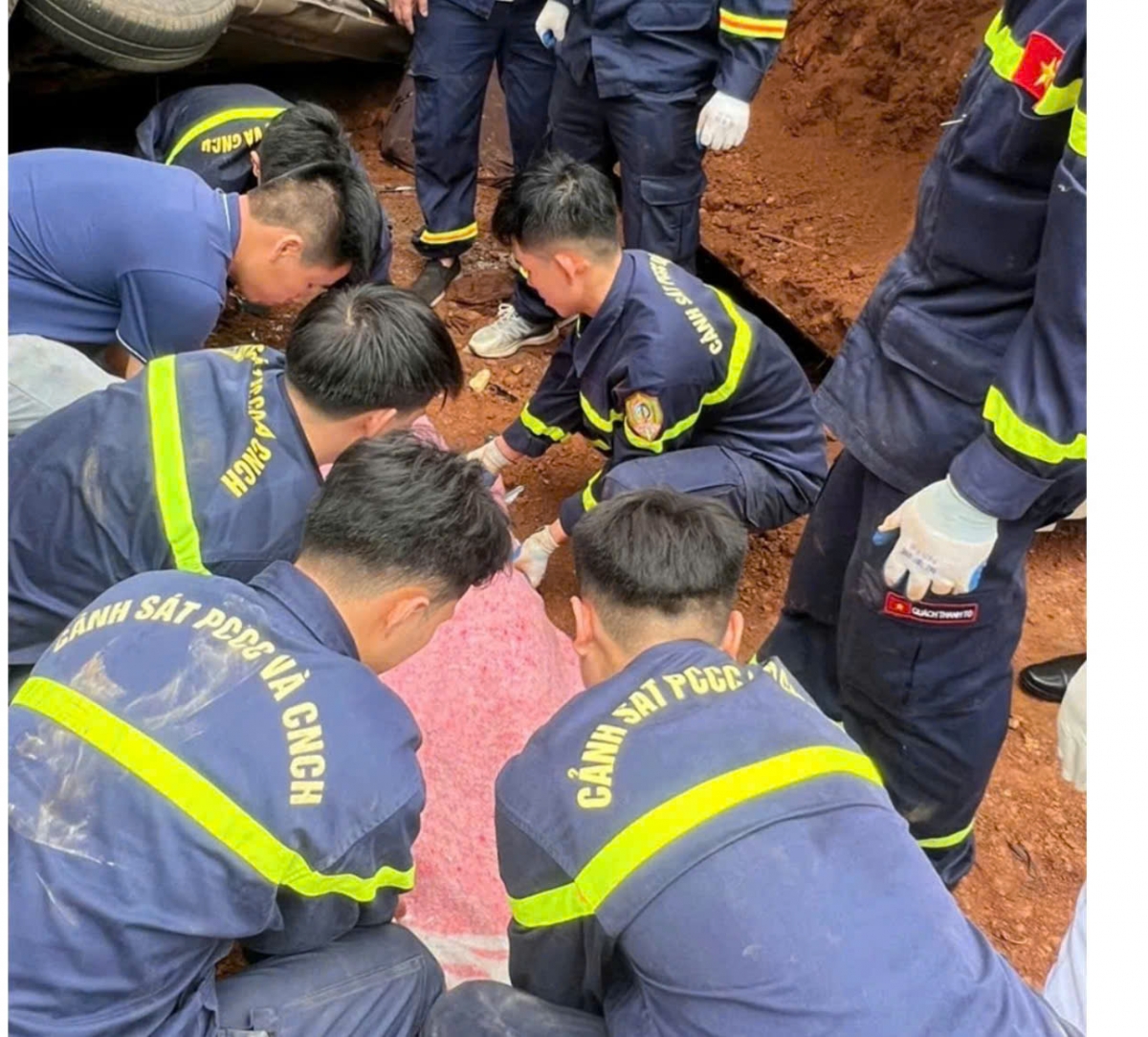 xe tai cho dat lat de o to con o xa lac son phu tho , 2 nguoi tu vong hinh anh 2