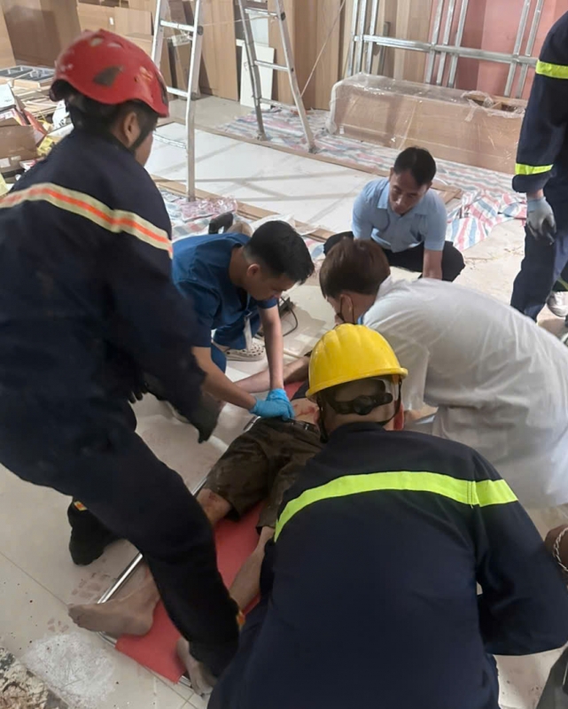 lam ro dia diem vu nguoi dan ong tu vong do mac ket trong thang may tai phu tho hinh anh 2