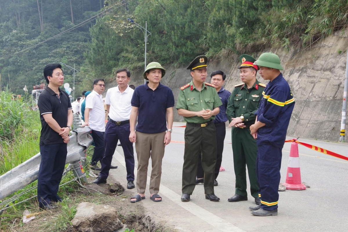lanh dao tinh phu tho tham hoi nan nhan vu xe khach lao xuong vuc o tam Dao hinh anh 1