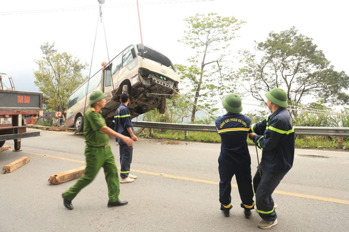 lanh dao tinh phu tho tham hoi nan nhan vu xe khach lao xuong vuc o tam Dao hinh anh 10