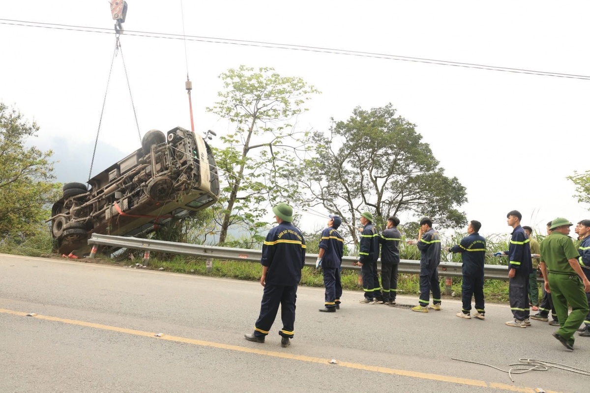 lanh dao tinh phu tho tham hoi nan nhan vu xe khach lao xuong vuc o tam Dao hinh anh 12