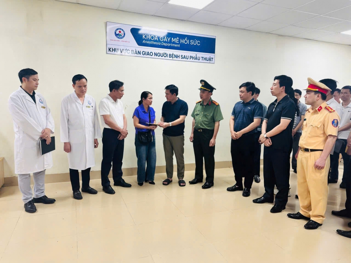 lanh dao tinh phu tho tham hoi nan nhan vu xe khach lao xuong vuc o tam Dao hinh anh 2