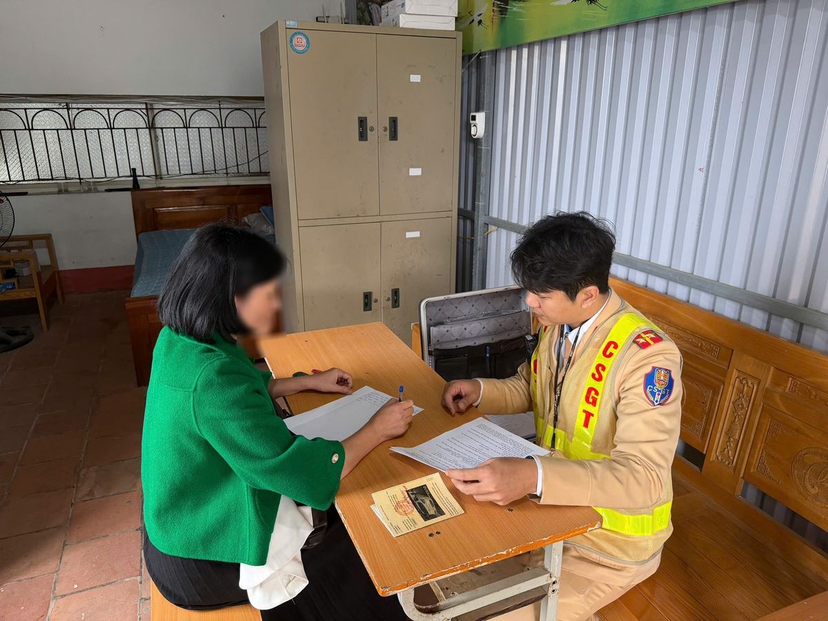 Công an triệu tập nữ tài xế lái xe con húc văng cô gái trên vỉa hè ở Phú Thọ