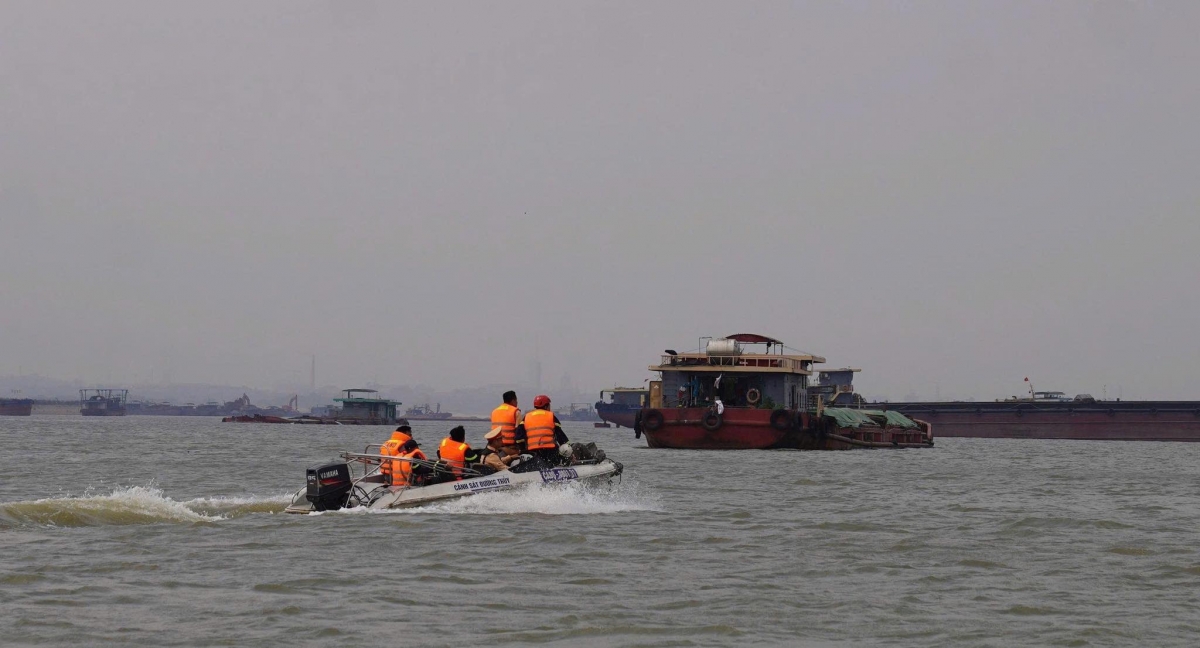 phu tho tap trung toan luc tim kiem 2 nan nhan vu chim tau tren song hong hinh anh 1