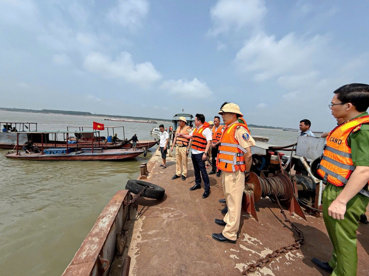 phu tho tap trung toan luc tim kiem 2 nan nhan vu chim tau tren song hong hinh anh 2