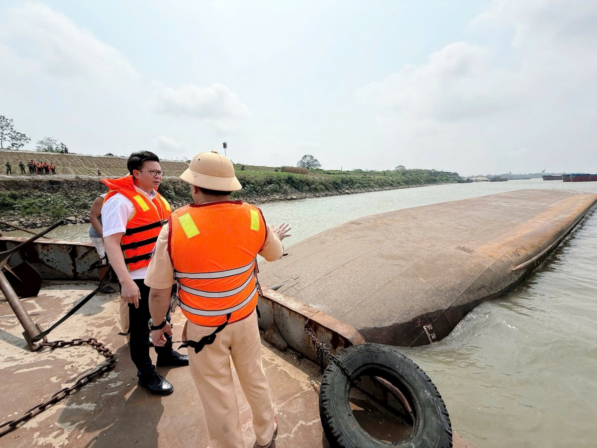 phu tho tap trung toan luc tim kiem 2 nan nhan vu chim tau tren song hong hinh anh 3