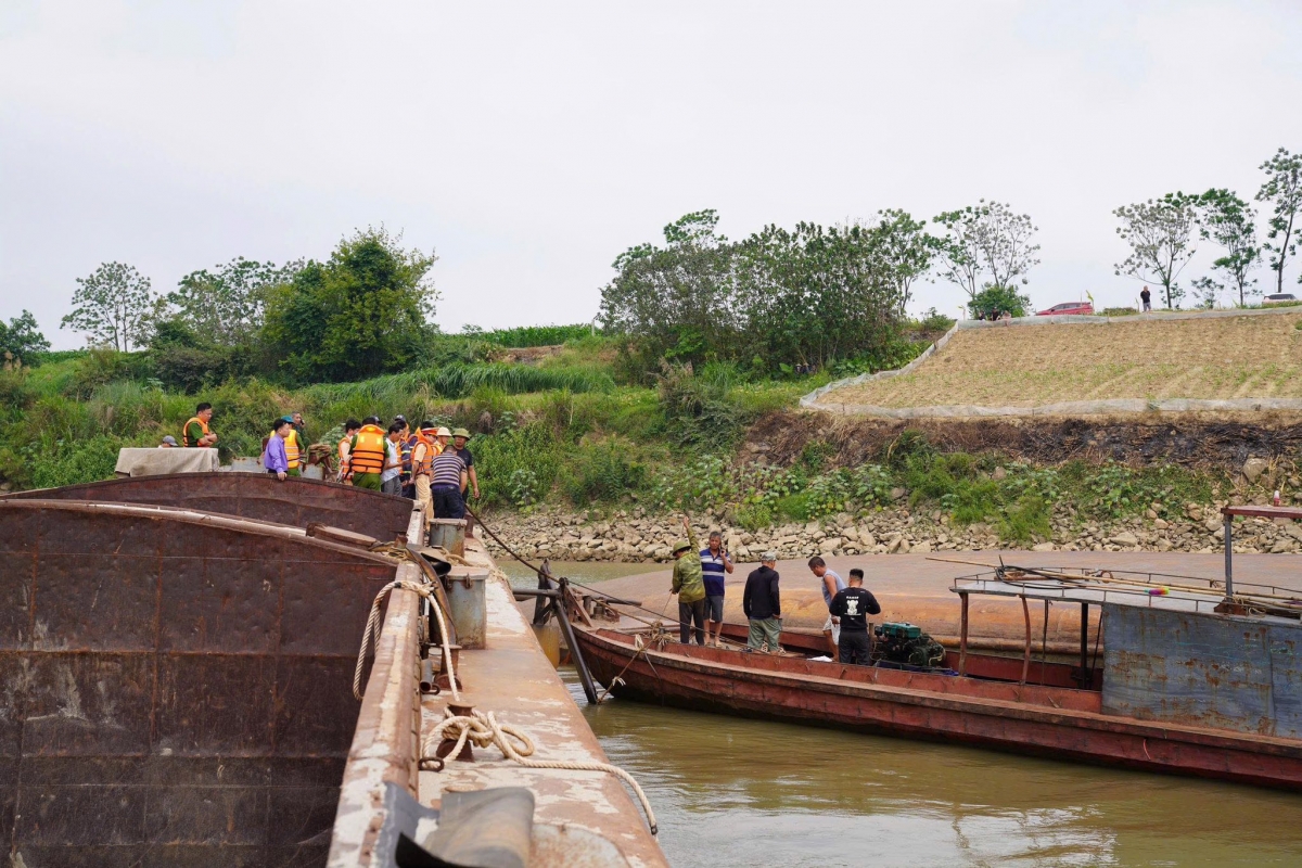 phu tho tap trung toan luc tim kiem 2 nan nhan vu chim tau tren song hong hinh anh 4