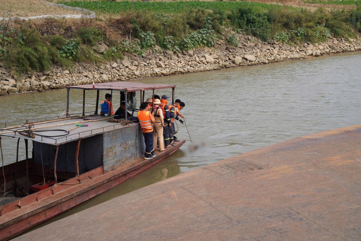 phu tho tap trung toan luc tim kiem 2 nan nhan vu chim tau tren song hong hinh anh 5