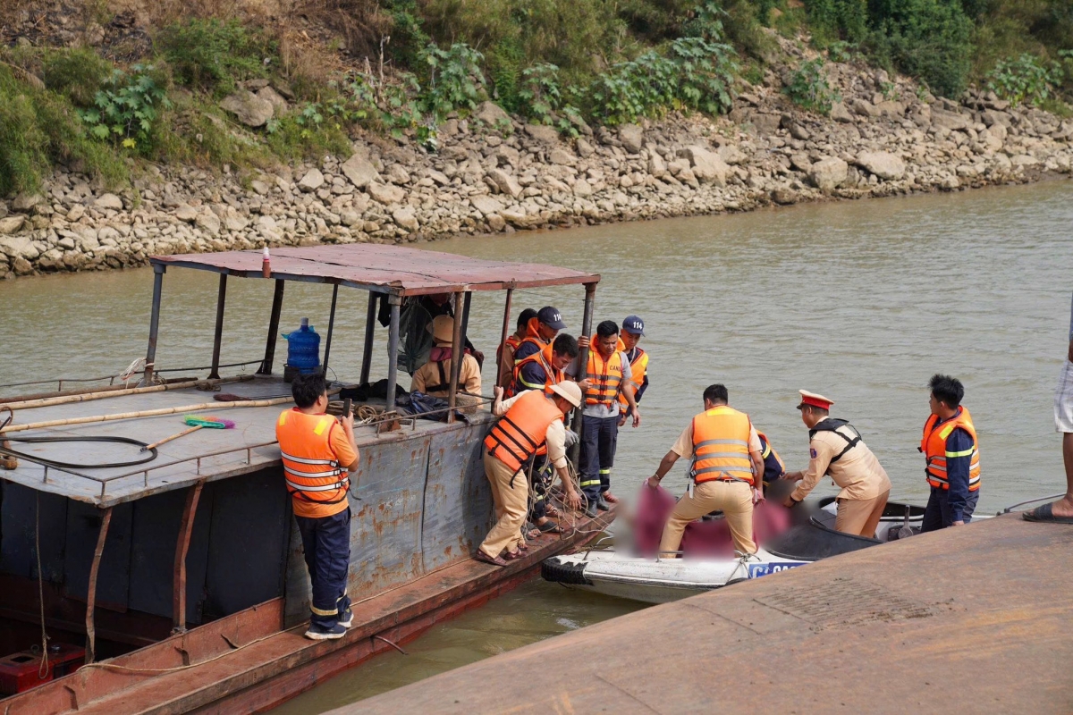 phu tho tap trung toan luc tim kiem 2 nan nhan vu chim tau tren song hong hinh anh 6