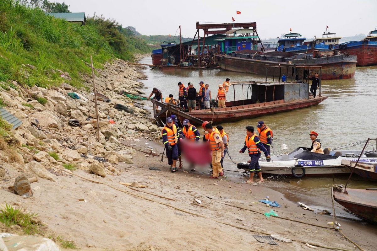 phu tho tap trung toan luc tim kiem 2 nan nhan vu chim tau tren song hong hinh anh 7