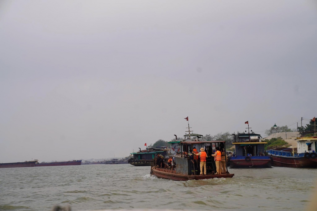 phu tho tap trung toan luc tim kiem 2 nan nhan vu chim tau tren song hong hinh anh 8