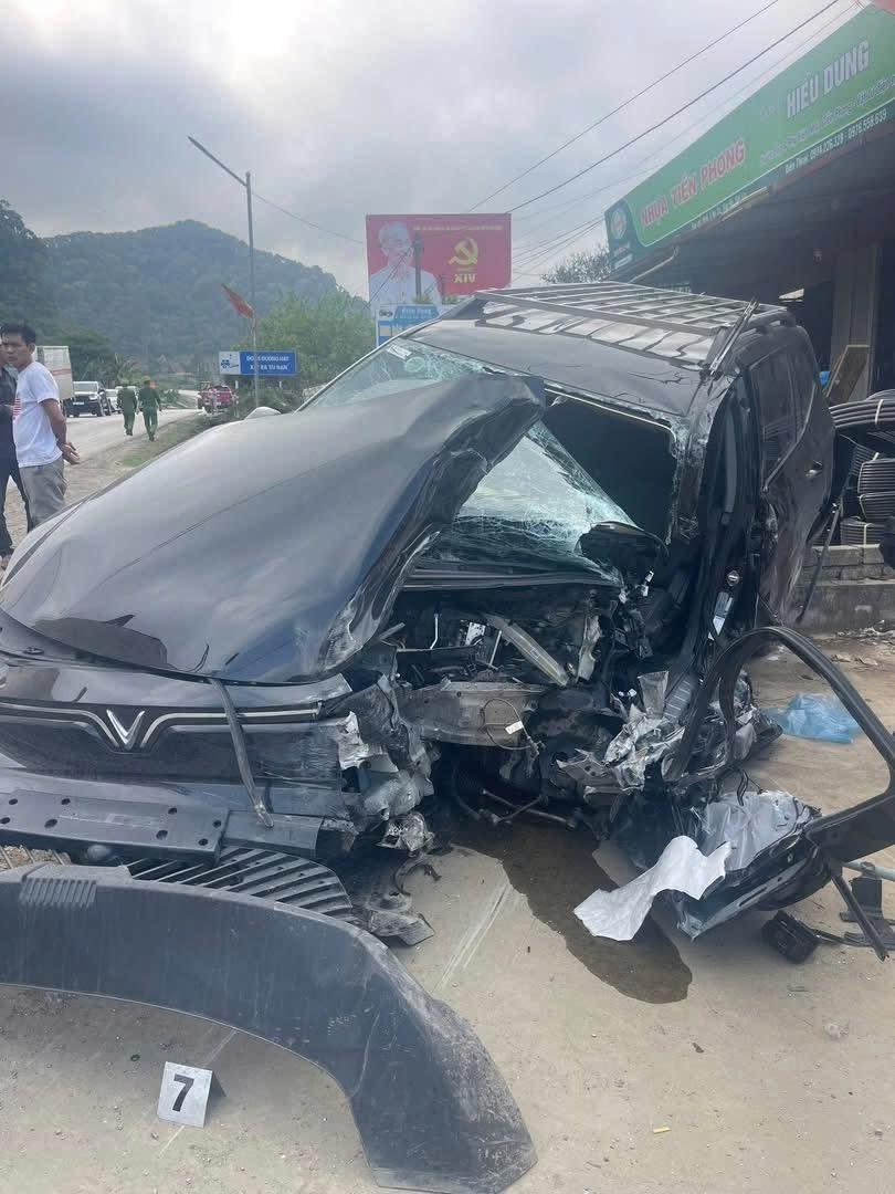 xe khach va xe con bi hong nang, 1 nguoi bi thuong sau va cham tren ql6 hinh anh 2