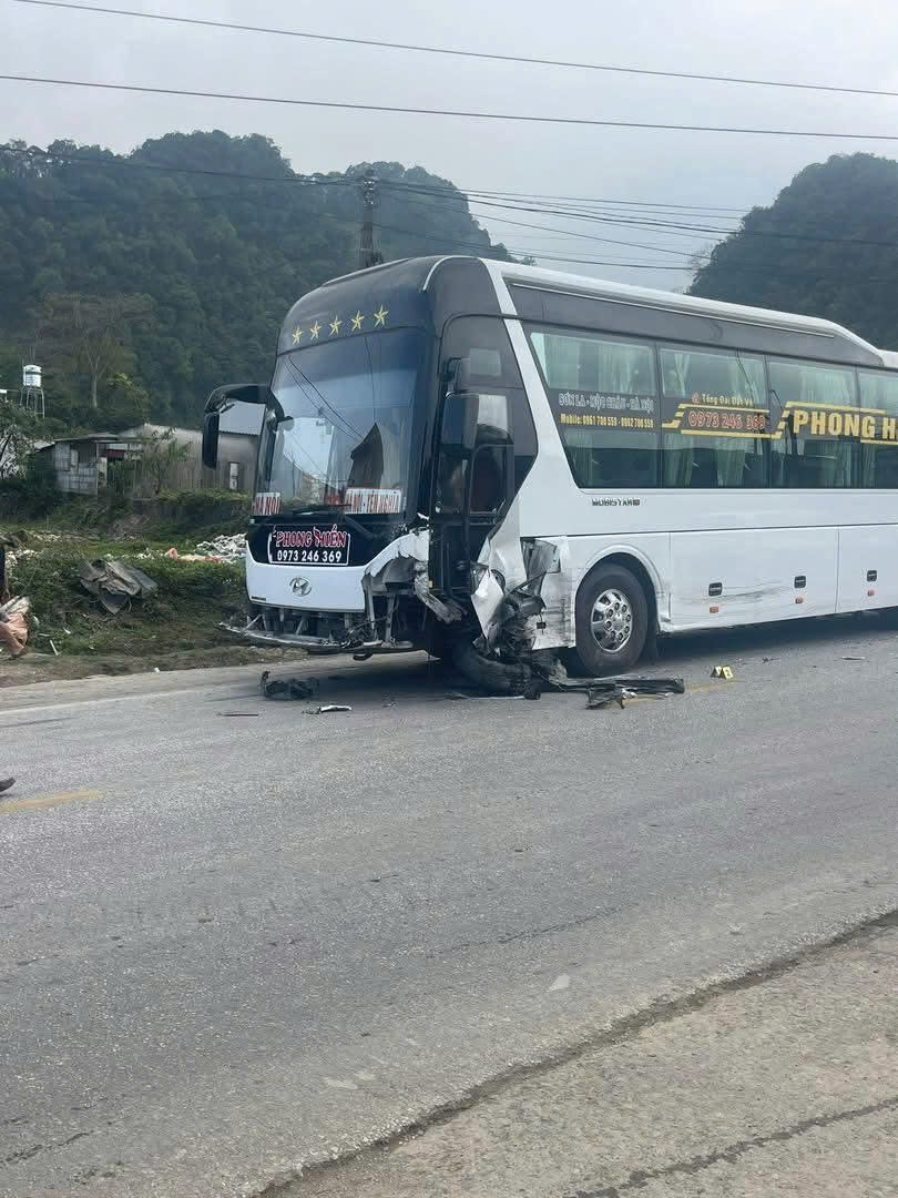 xe khach va xe con bi hong nang, 1 nguoi bi thuong sau va cham tren ql6 hinh anh 1