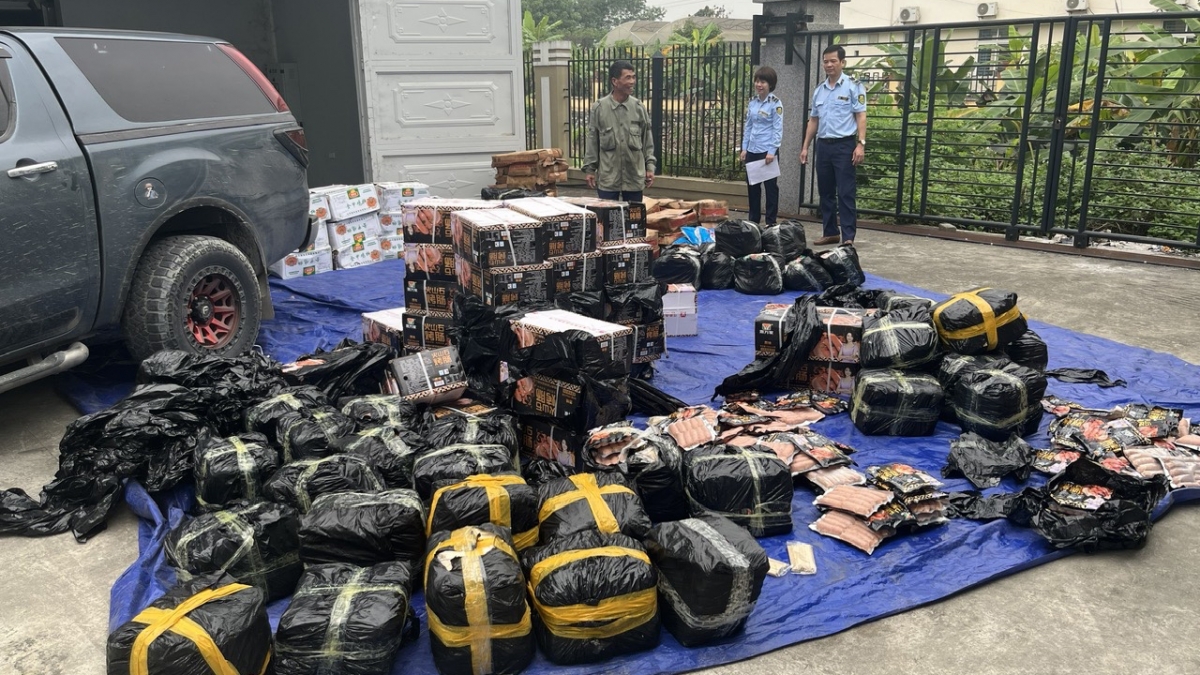 ngan chan 2,3 tan thuc pham ban khong ro nguon goc xuat xu hinh anh 2