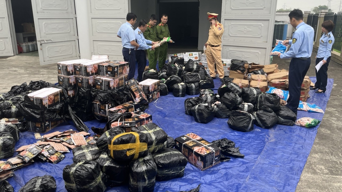 ngan chan 2,3 tan thuc pham ban khong ro nguon goc xuat xu hinh anh 1