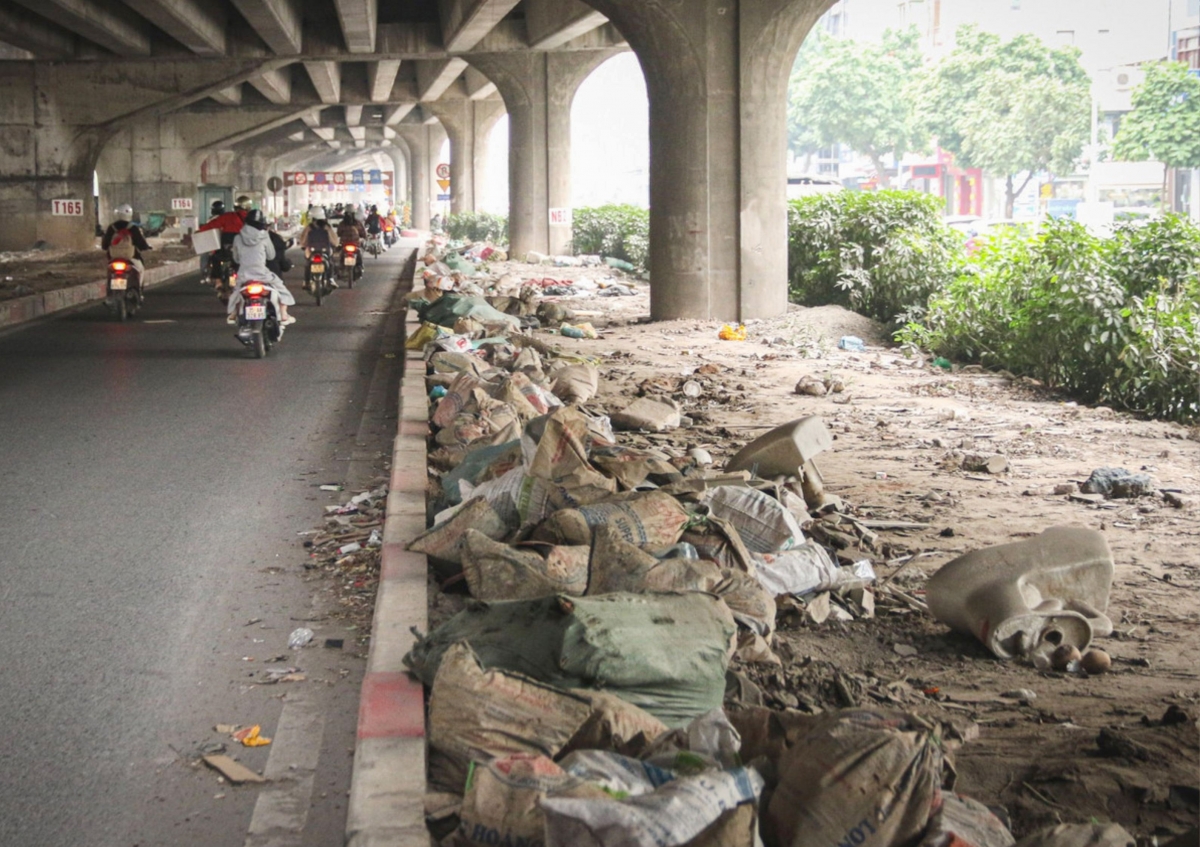 ha noi rac tran tren duong vanh dai, cau vuot, nguy co gay tai nan va mat my quan hinh anh 2