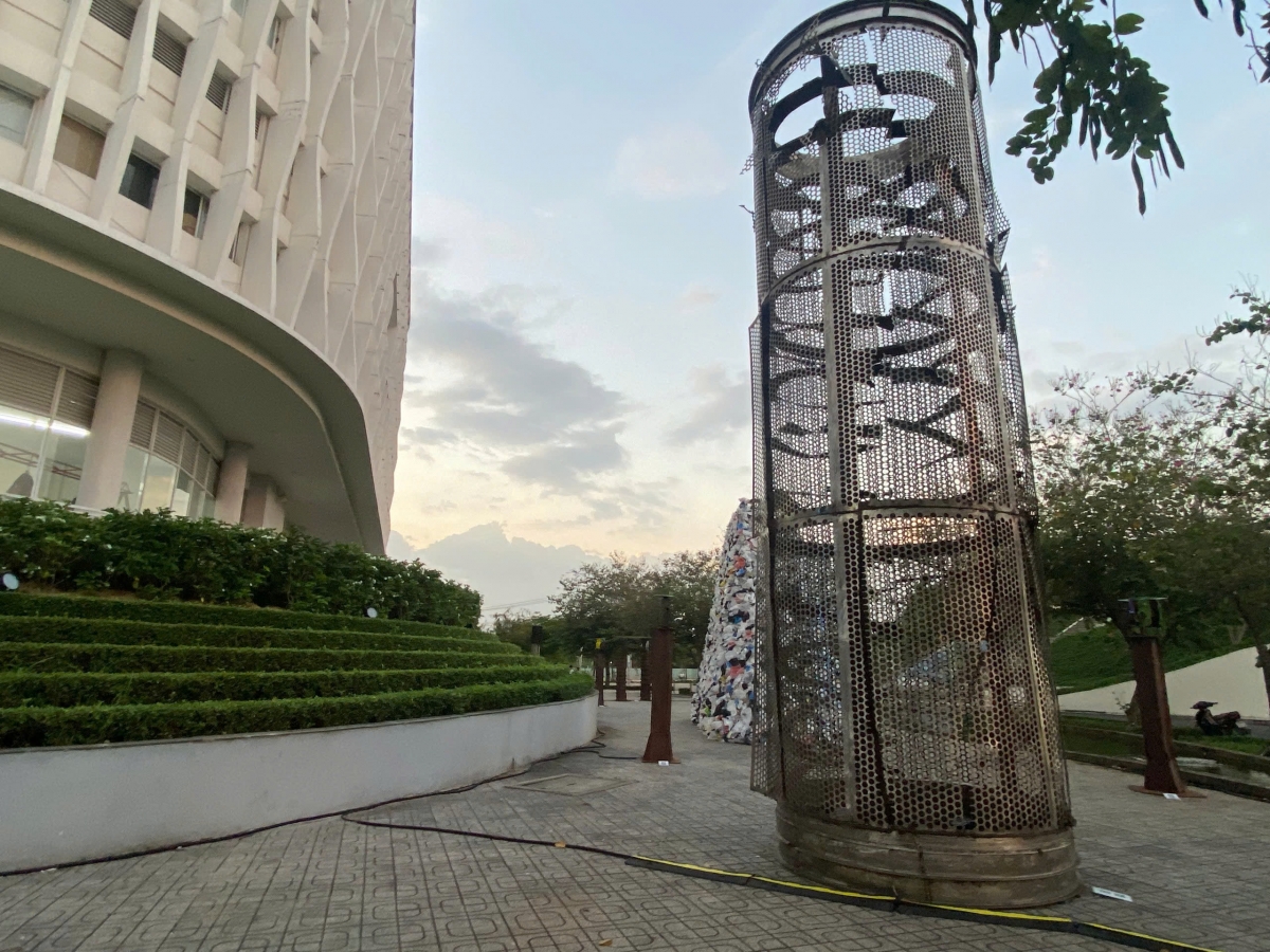 tu linh kien may xu ly rac den tac pham nghe thuat hinh anh 2