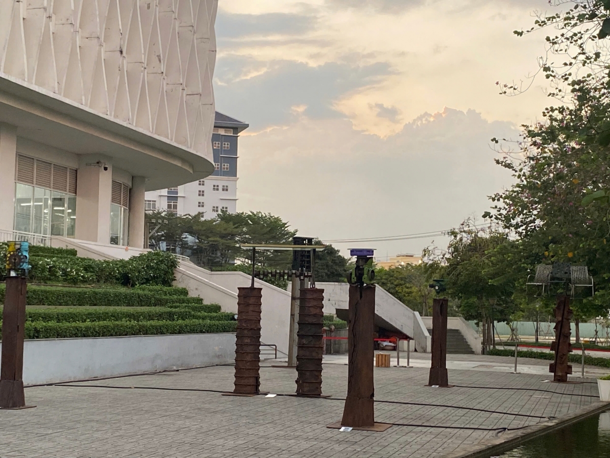 tu linh kien may xu ly rac den tac pham nghe thuat hinh anh 4