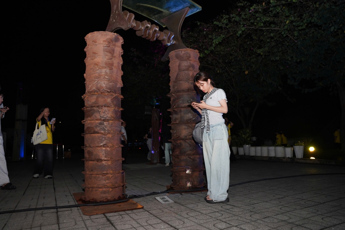 tu linh kien may xu ly rac den tac pham nghe thuat hinh anh 3